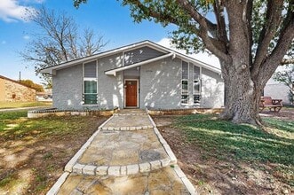 Building Photo - 4006 Mayflower Dr