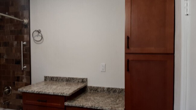 Building Photo - Charming 3/1 on large corner lot.