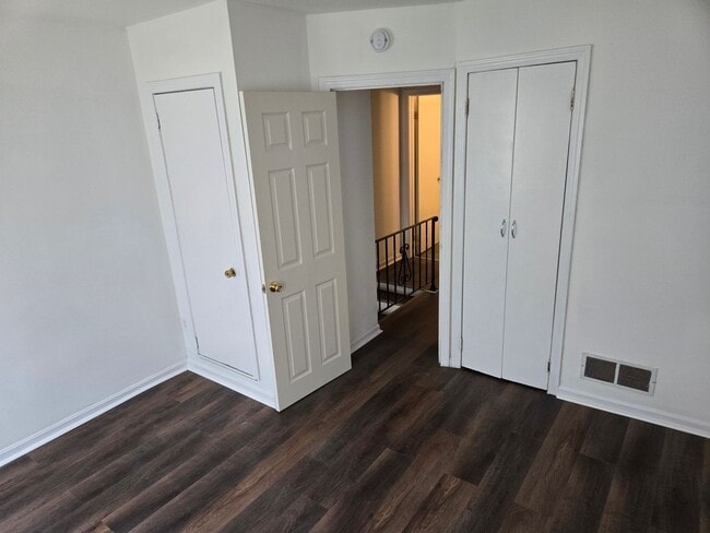 Building Photo - 2 Bedroom 1 Bath Townhouse