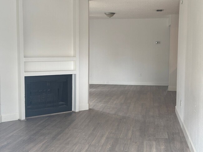 Building Photo - Nice Duplex in Cul-De-Sac