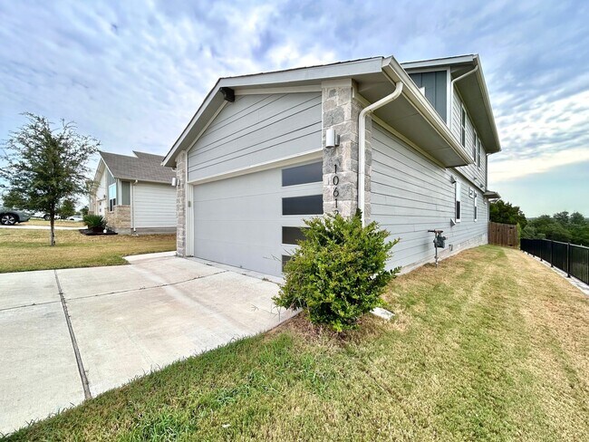 Building Photo - 4 Bed / 3 Bath Smart Home with Quartz Kitc...