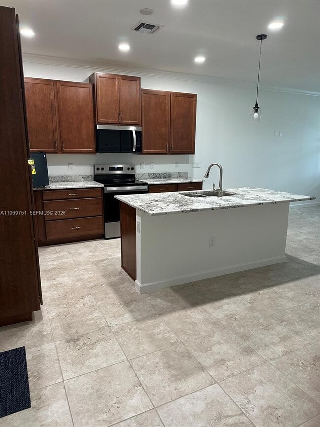 Foto del edificio - 4496 Longwood Lake Sq