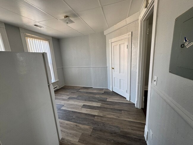 Building Photo - 1 Br small living room and small kitchen