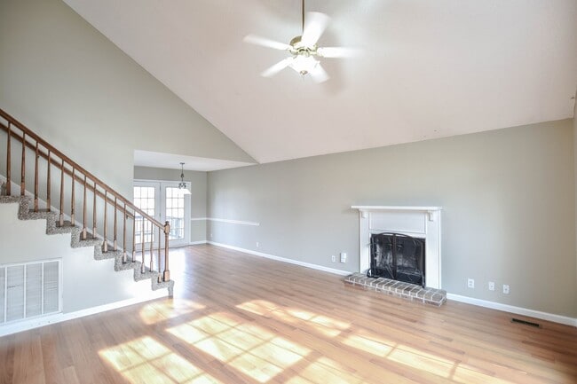 Building Photo - Centrally Located Three Bedroom!
