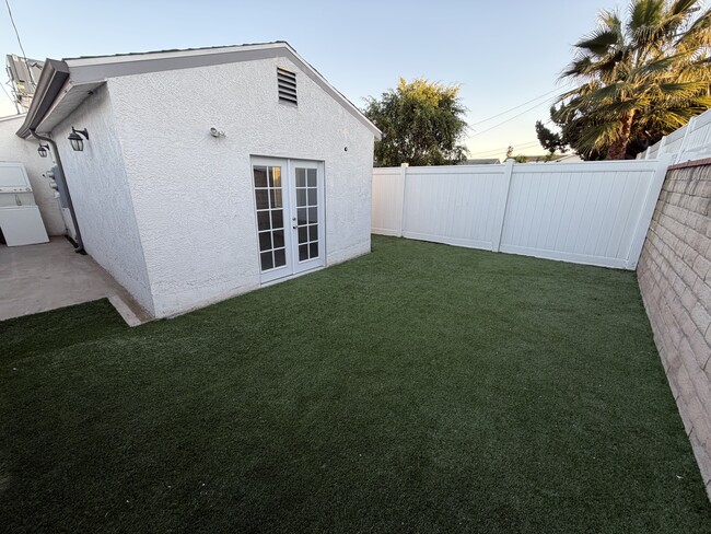 Building Photo - 6511 Clybourn Ave