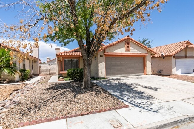 Building Photo - Charming 3 Bedroom, 2 Bath Home with Cozy ...