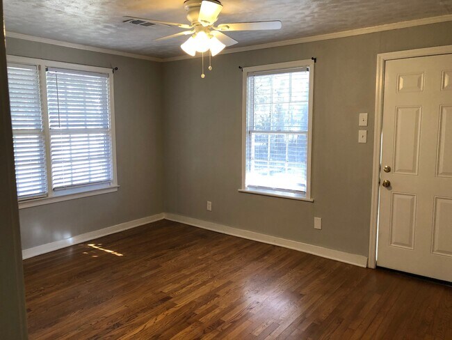 Living room - 1 - 2000 Young Ave