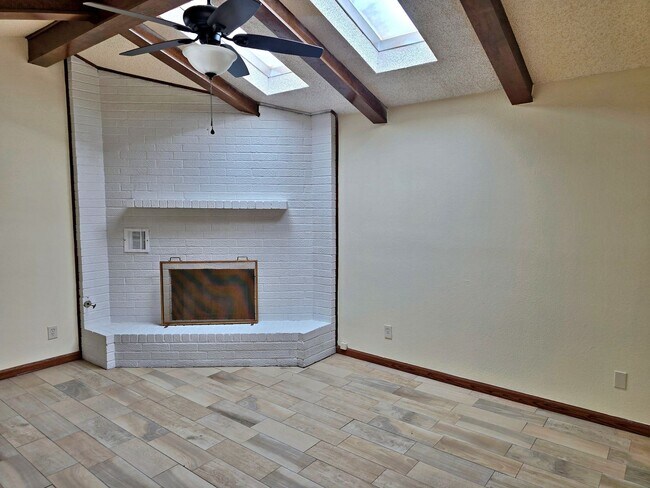 Foto del edificio - 3219 Mountain Ridge Dr