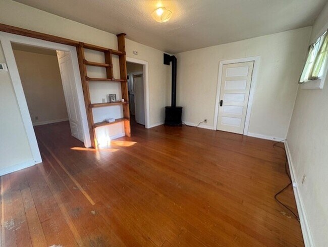 Building Photo - West Side Location