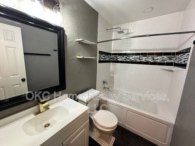 Building Photo - 2409 E Park Pl