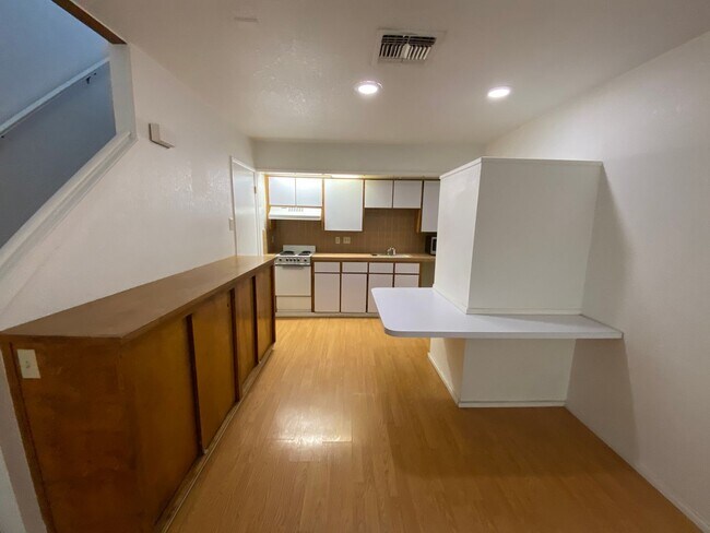 Building Photo - Cozy Condo Available Now!