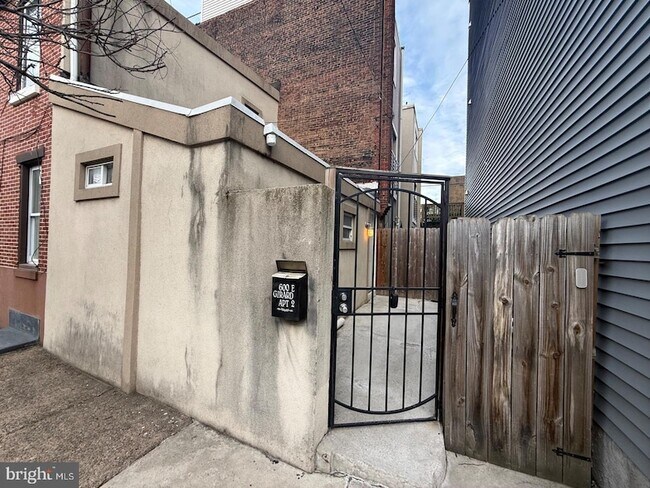 Foto del edificio - 600 E Girard Ave