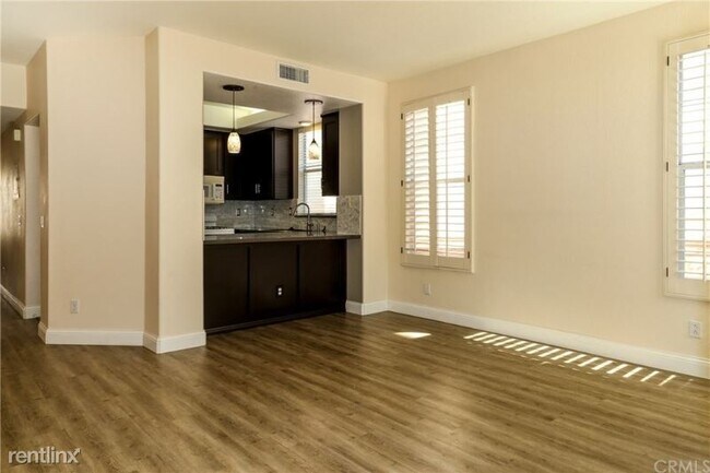 Building Photo - 3 br, 2 bath Condo - 8073 E Venice way