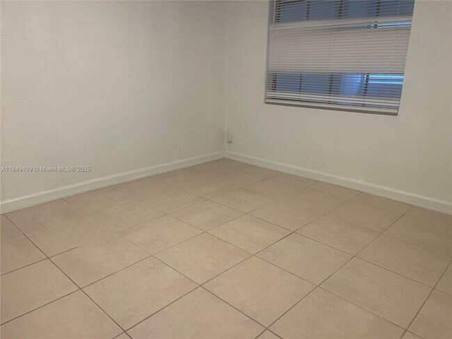 Foto del edificio - 675 NE 118th St