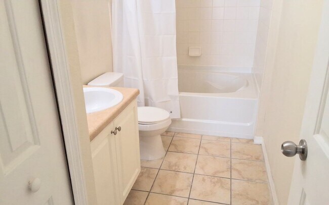 Foto del edificio - Beautiful 2 bedroom/2 bath condo with a ba...