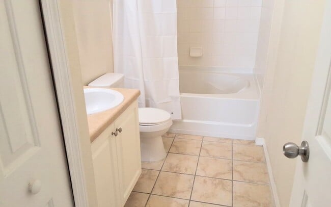 Building Photo - Beautiful 2 bedroom/2 bath condo with a ba...