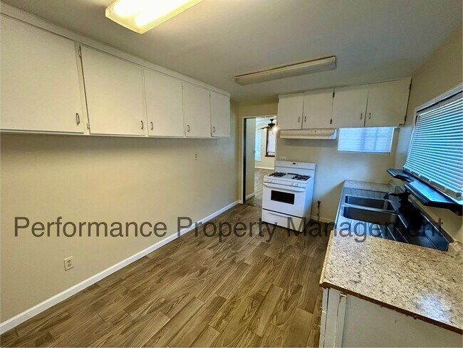 Foto del edificio - Cute 1 Bed/1 Bath Home in N Bakersfield