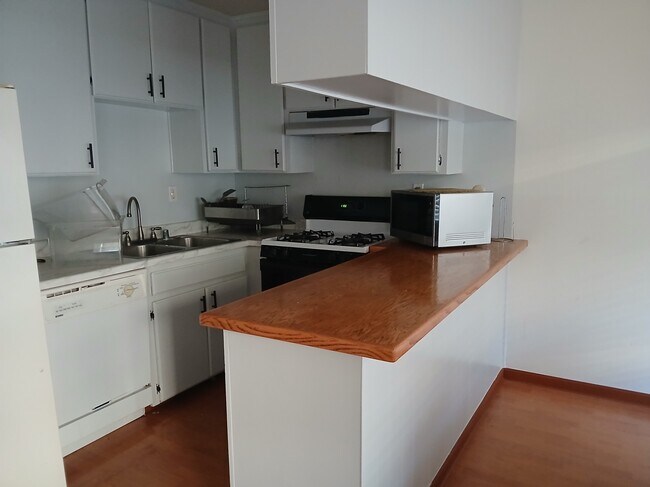 Cocina - 25925 Narbonne Ave