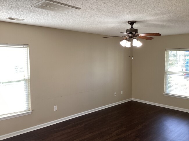 Building Photo - 8565 Chloe Ln