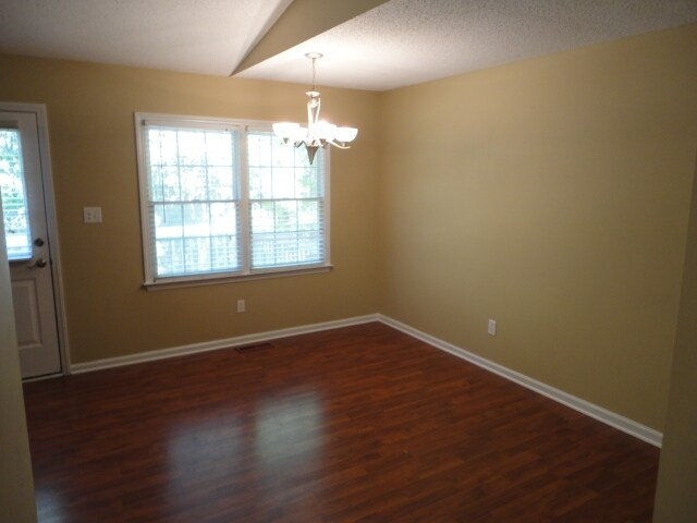 Foto del edificio - 933 Magnolia Ridge Way