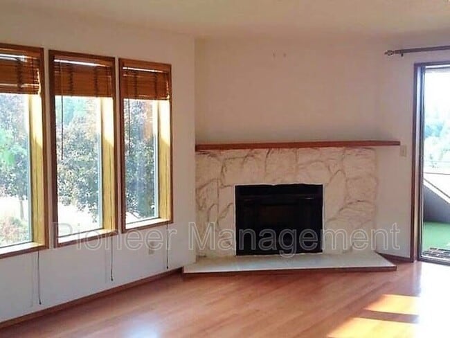 Building Photo - 19 Rockridge Dr