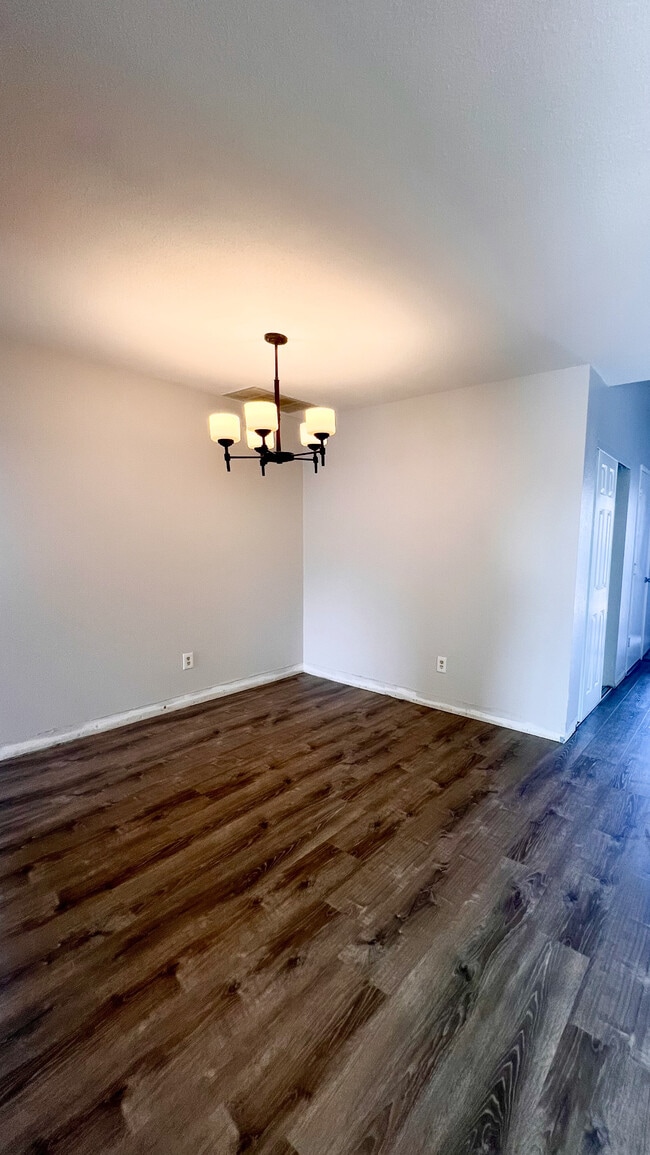Building Photo - 1569 Golf Course Dr