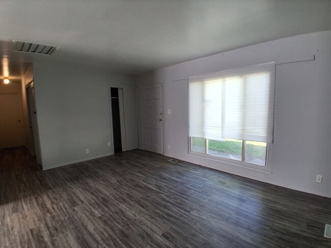 Building Photo - 1001 Koehn Dr
