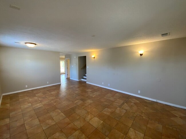 Building Photo - 4 Bedroom Home Available Near Golf Course ...