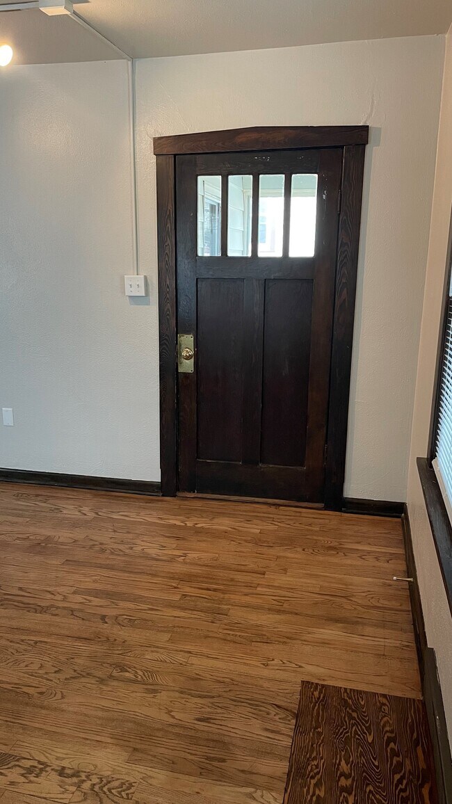 Foto del edificio - 825 Hudson Ave