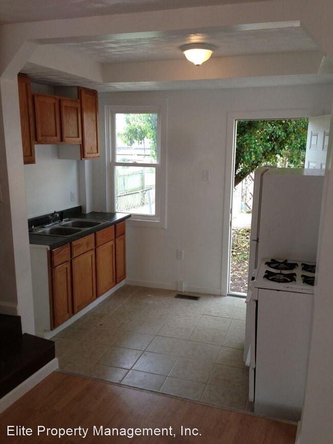 Building Photo - 3 br, 1 bath House - 224 Earl Way