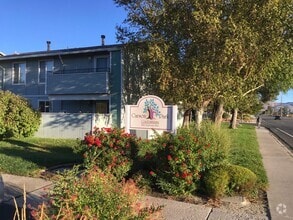 Building Photo - 400 S Saliman Rd