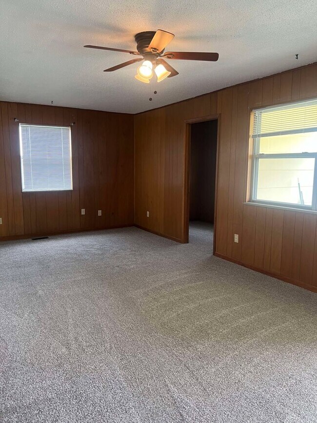 Foto del edificio - COMING SOON: Spacious 3BR/2BA Home In Webb City, MO with shed and bonus room!!