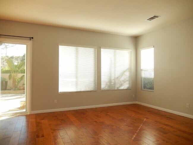 Building Photo - 3 Bed, 3 Bath w/ Office in Highly Desired ...