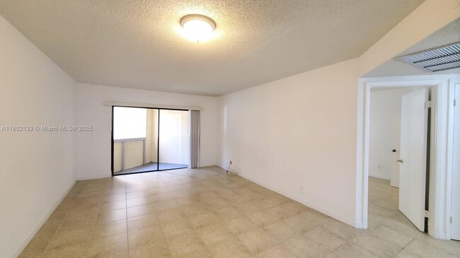 Foto del edificio - 8290 Lake Dr