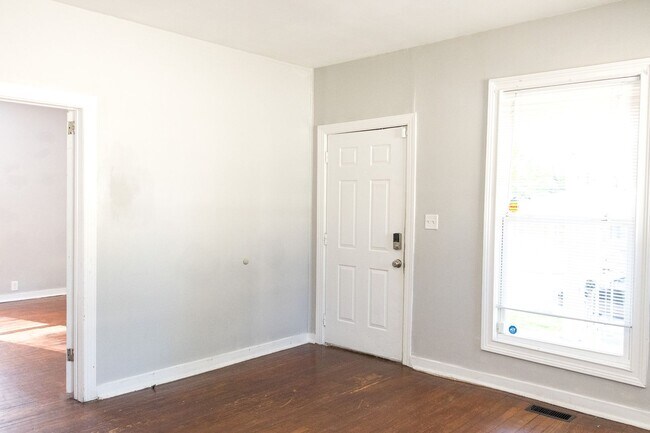 Building Photo - Welcome home to 2009 Camden Street! 3 bedr...