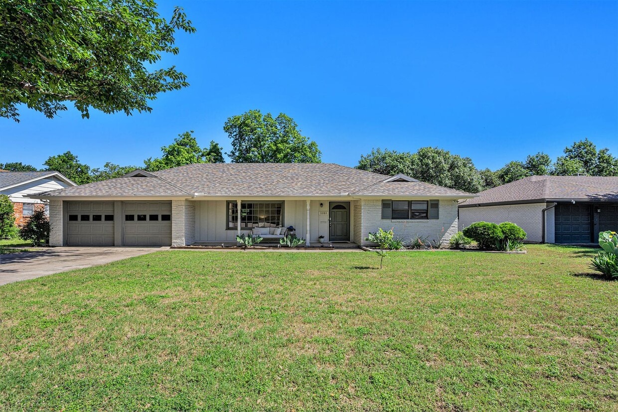Primary Photo - Gorgeous Mid-Century Modern Ranch in Wedgwood
