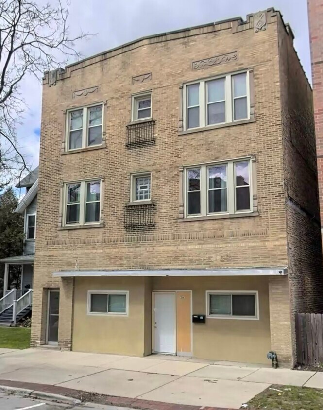 Primary Photo - 214 Chicago Ave