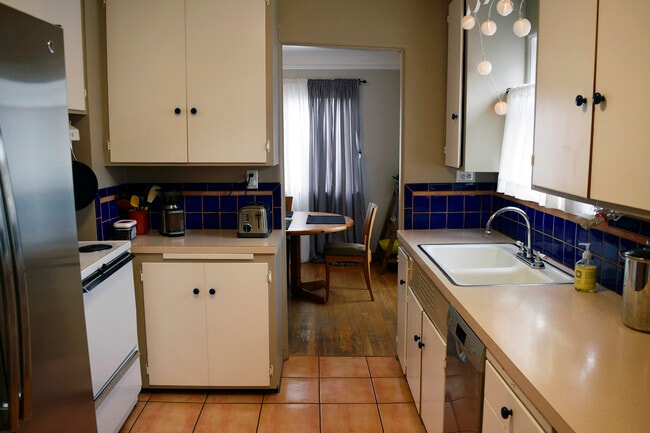 Kitchen - 3211 14th Ave S