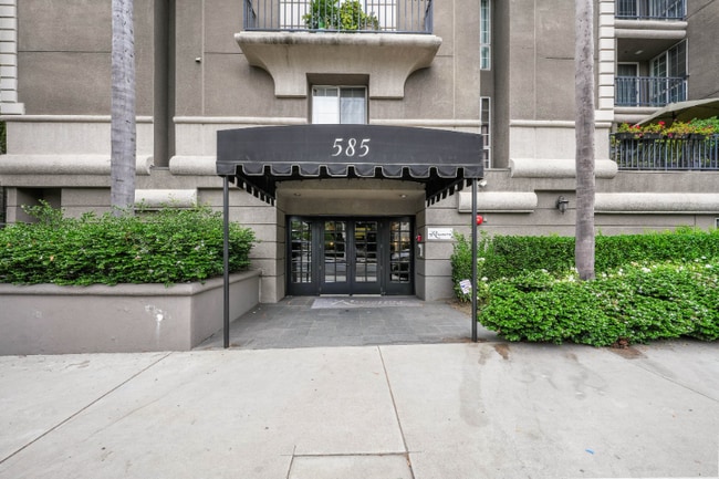 Building Photo - 585 N Rossmore Ave