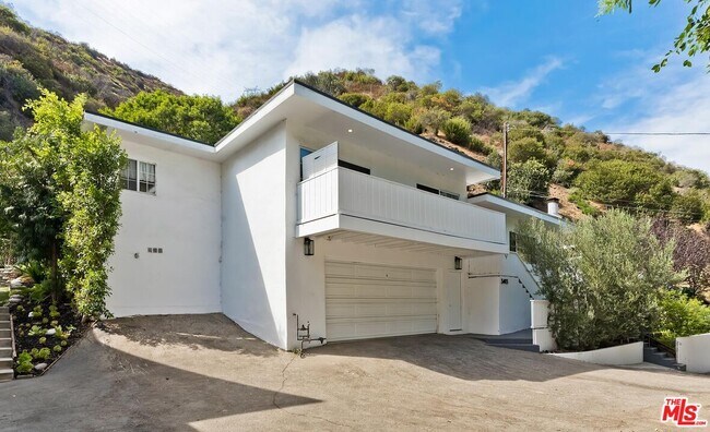 Foto del edificio - 3493 Mandeville Canyon Rd