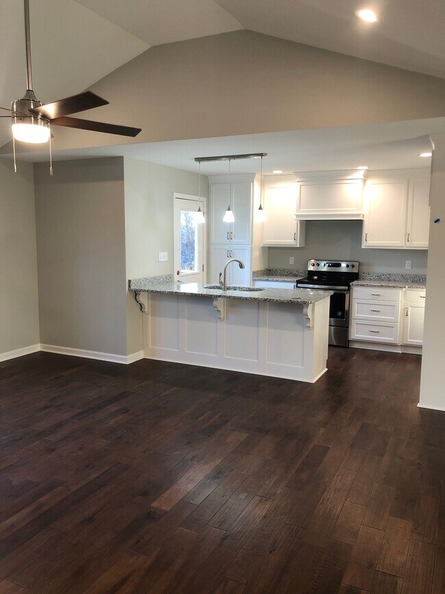 Foto del edificio - 300 Clancey Ln