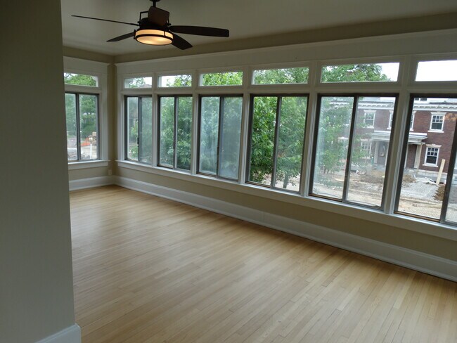 Solárium - 707 E 8th St