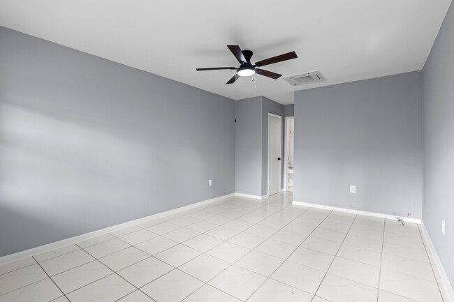 Building Photo - 6125 SW 48th Ct
