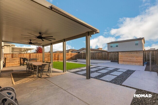 Foto del edificio - Dive into a Stunning Home in Roseville with Heated Pool - Available Jan 2026!