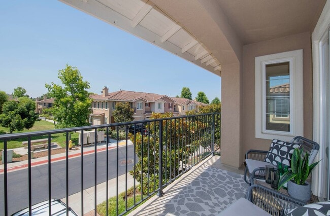 Building Photo - Homes Management - 2 Bed, 2 Bath Townhouse...