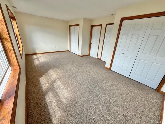 Foto del edificio - 327 W Post Rd