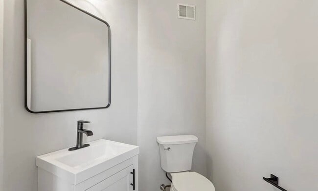 Building Photo - 1460 Pangbourne Way