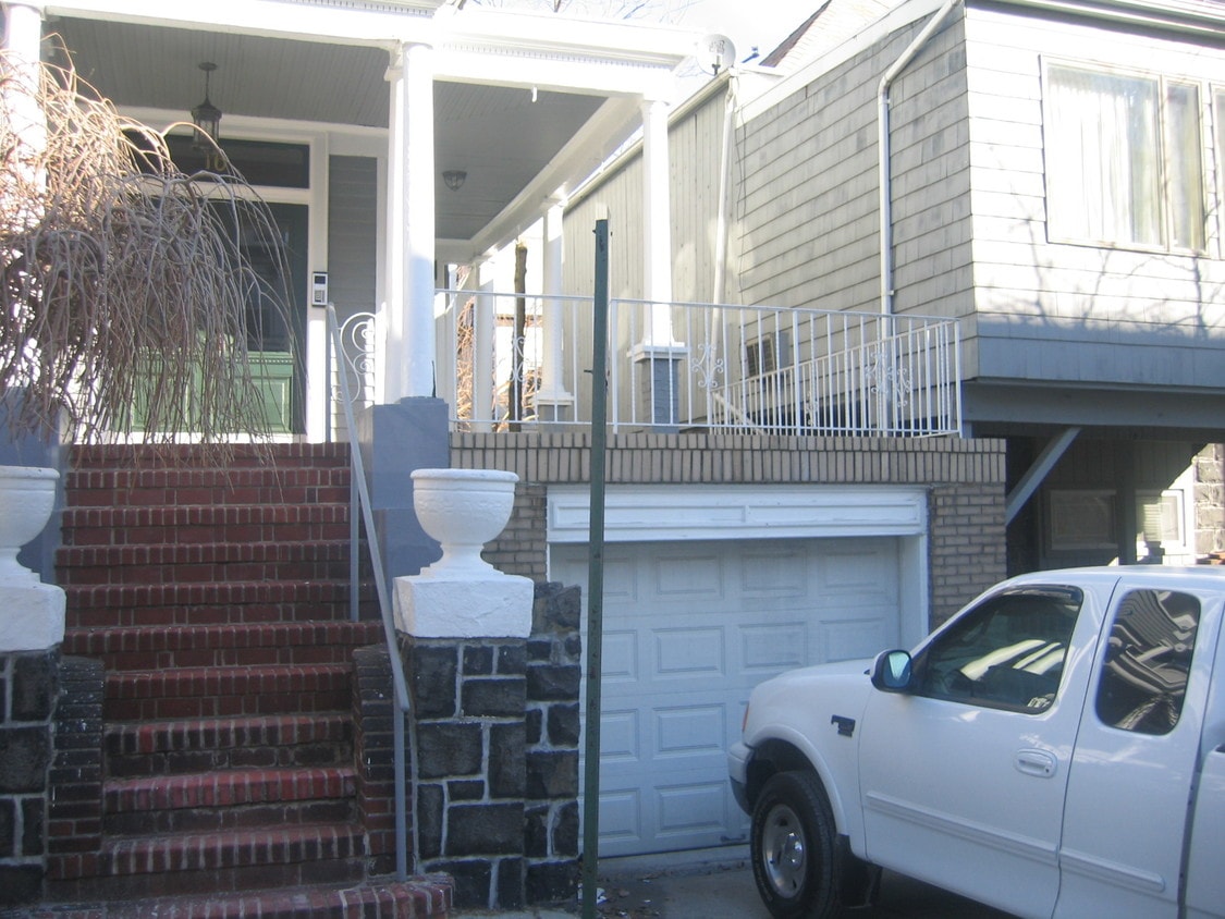 main entrance - 16 46th St