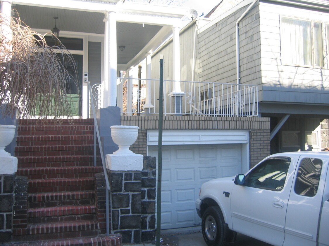 main entrance - 16 46th St