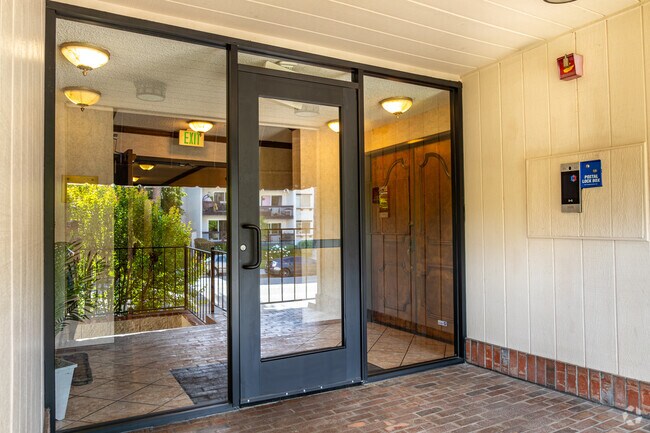 Foto del edificio - 5325 Lindley Ave